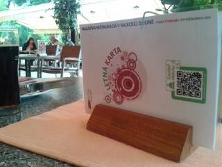 MERITTO, Rajeck&eacute; Teplice - QR k&oacute;d na stole