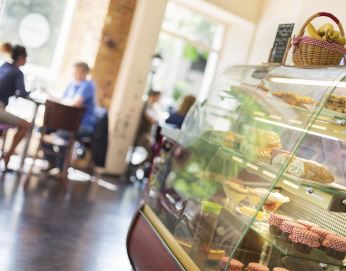 Ponuka z&aacute;kuskov v kaviarni