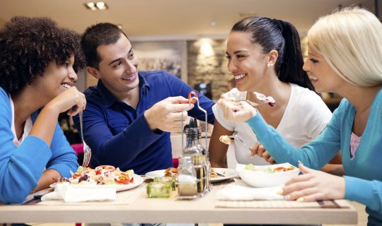 Spokojn&iacute; z&aacute;kazn&iacute;ci v re&scaron;taur&aacute;cii