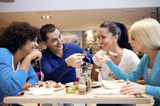 Spokojn&yacute; hostia v re&scaron;taur&aacute;cii