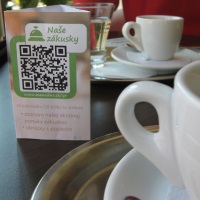 QR k&oacute;d na stole s ponukou z&aacute;kuskov pre host&iacute;