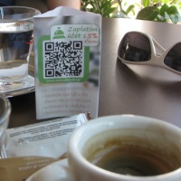 QR k&oacute;d na stole na zaplatenie so zľavou