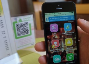 Zosn&iacute;manie QR k&oacute;du na stole