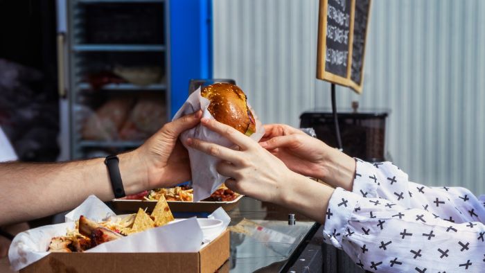 Pod&aacute;vanie jedla z&aacute;kazn&iacute;kovi